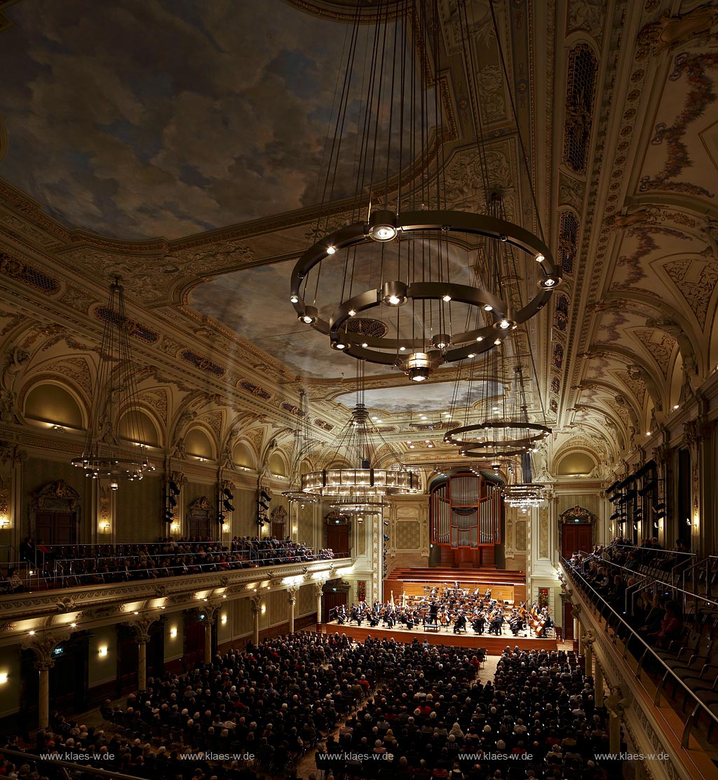 Wuppertal-Elberfeld Innenansicht Grosser Saal in der historischen Wuppertaler Stadthalle auf dem Johannisberg waehrend eines Konzertes des Sinfonieorchesters Wuppertal unter Leitung von Toshiyuki Kamioka; Wuppertal Elberfeld historical townhall with symphony orchestra 