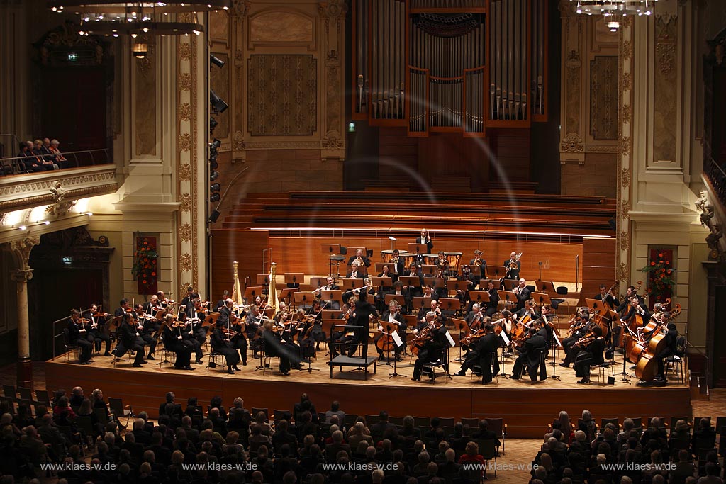 Wuppertal-Elberfeld Innenansicht Grosser Saal in der historischen Wuppertaler Stadthalle auf dem Johannisberg waehrend eines Konzertes des Sinfonieorchesters Wuppertal unter Leitung von Toshiyuki Kamioka; Wuppertal Elberfeld historical townhall with symphony orchestra 