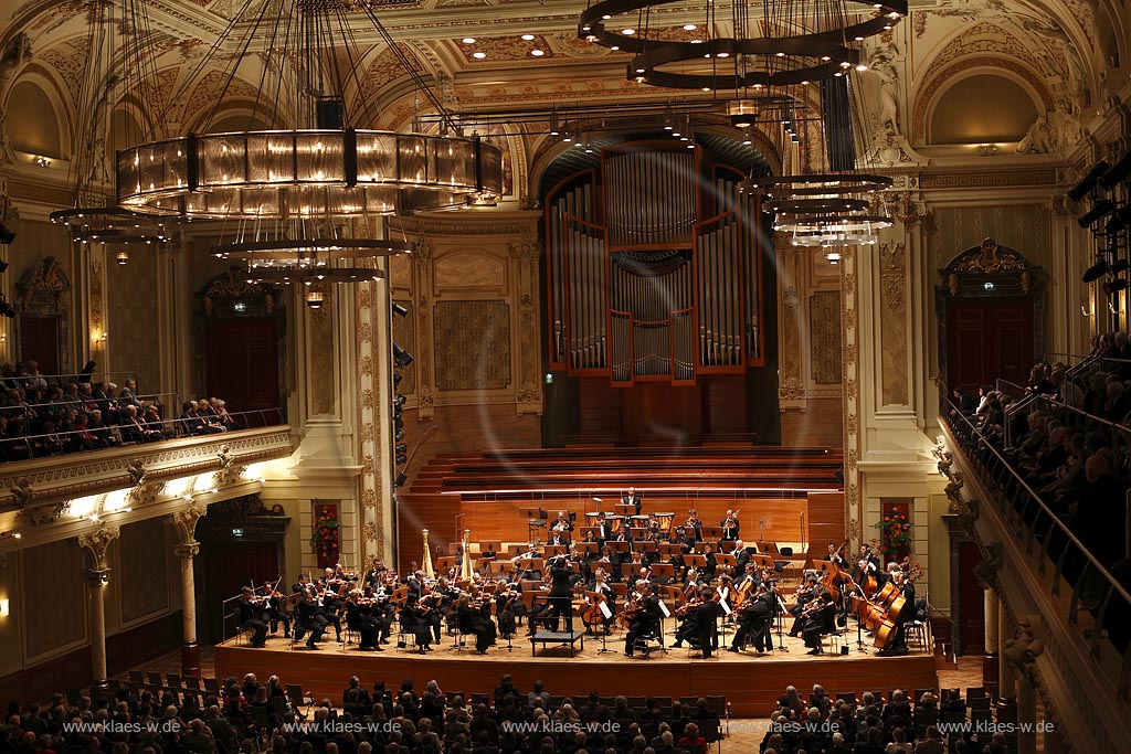 Wuppertal-Elberfeld Innenansicht Grosser Saal in der historischen Wuppertaler Stadthalle auf dem Johannisberg waehrend eines Konzertes des Sinfonieorchesters Wuppertal unter Leitung von Toshiyuki Kamioka; Wuppertal Elberfeld historical townhall with symphony orchestra 