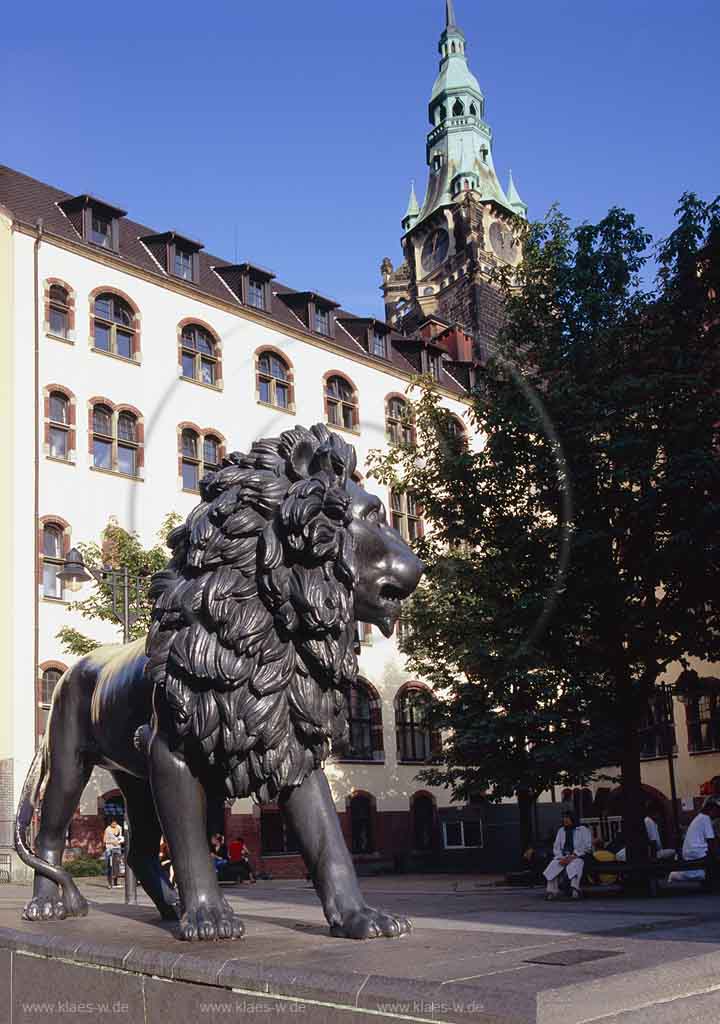 Elberfeld, Wuppertal, Regierungsbezirk Dsseldorf, Duesseldorf, Blick auf Denkmal Stadtlwe, Stadtloewe vor dem Verwaltungsgebaeude, Verwaltungsgebude