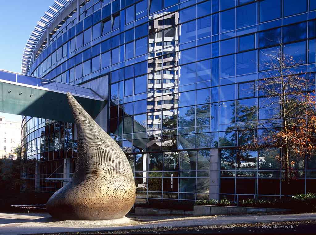 Elberfeld, Wuppertal, Regierungsbezirk Dsseldorf, Duesseldorf, Blick auf Skulptur von Tony Cregg vor Sparkassengebaeude, Sparkassengebude