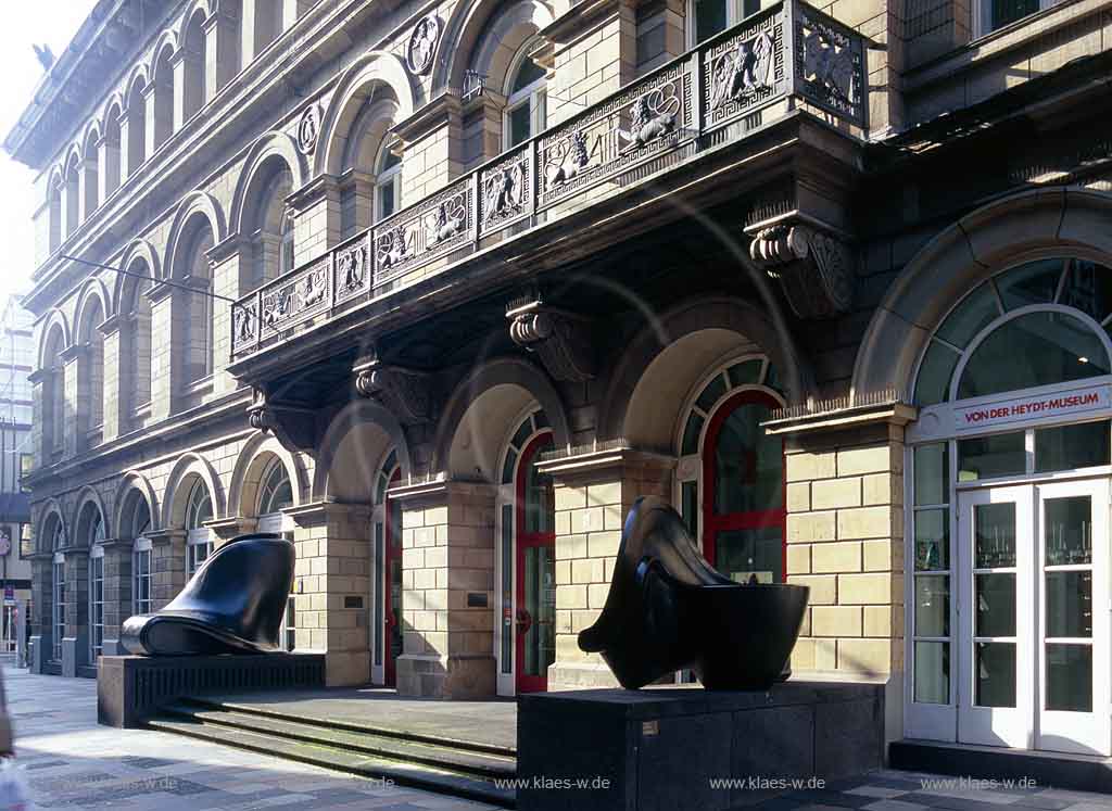 Elberfeld, Wuppertal, Regierungsbezirk Dsseldorf, Duesseldorf, Blick auf im klassizistischen Stil erbautes Von der Heydt Museum, Museum fr Bildende Kunst auf Eingang mit Skulpturen 