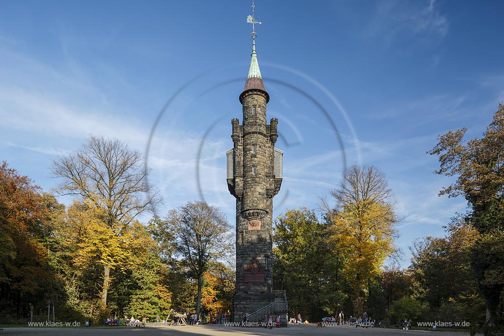 Wuppertal Elberfeld, Weyerbuschturm in der Parkanlage Nuetzenbergpark auf dem Gipfel des Nuetzenbergs, der Elberfelder Knopffabrikant und Stadtrat "Emil Weyerbusch"  gruendete 1897 eine Stiftung zum Bau des Turms aus Grauwacke. Am 1. November 1898 wurde er nach kurzer Bauzeit eingeweiht und ist 25 m hoch; Wuppertal-Elberfeld, tower Weyerbuschturm.