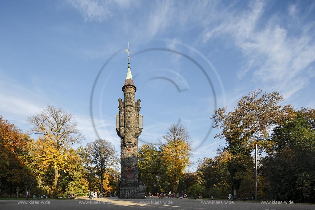 Wuppertal Elberfeld, Weyerbuschturm in der Parkanlage Nuetzenbergpark auf dem Gipfel des Nuetzenbergs, der Elberfelder Knopffabrikant und Stadtrat "Emil Weyerbusch"  gruendete 1897 eine Stiftung zum Bau des Turms aus Grauwacke. Am 1. November 1898 wurde er nach kurzer Bauzeit eingeweiht und ist 25 m hoch; Wuppertal-Elberfeld, tower Weyerbuschturm.