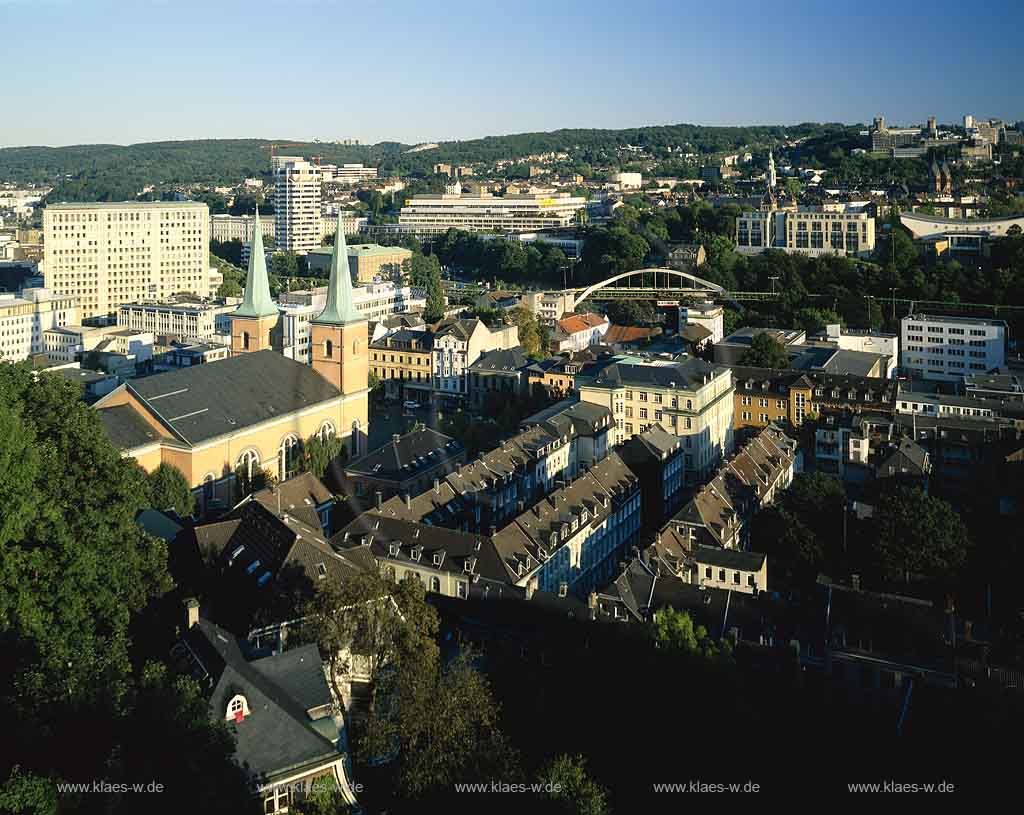 Elberfeld, Wuppertal, Regierungsbezirk Dsseldorf, Duesseldorf, Blick vom Oelberg, lberg auf Kirche St. Laurentius mit Sicht zur Stadt 