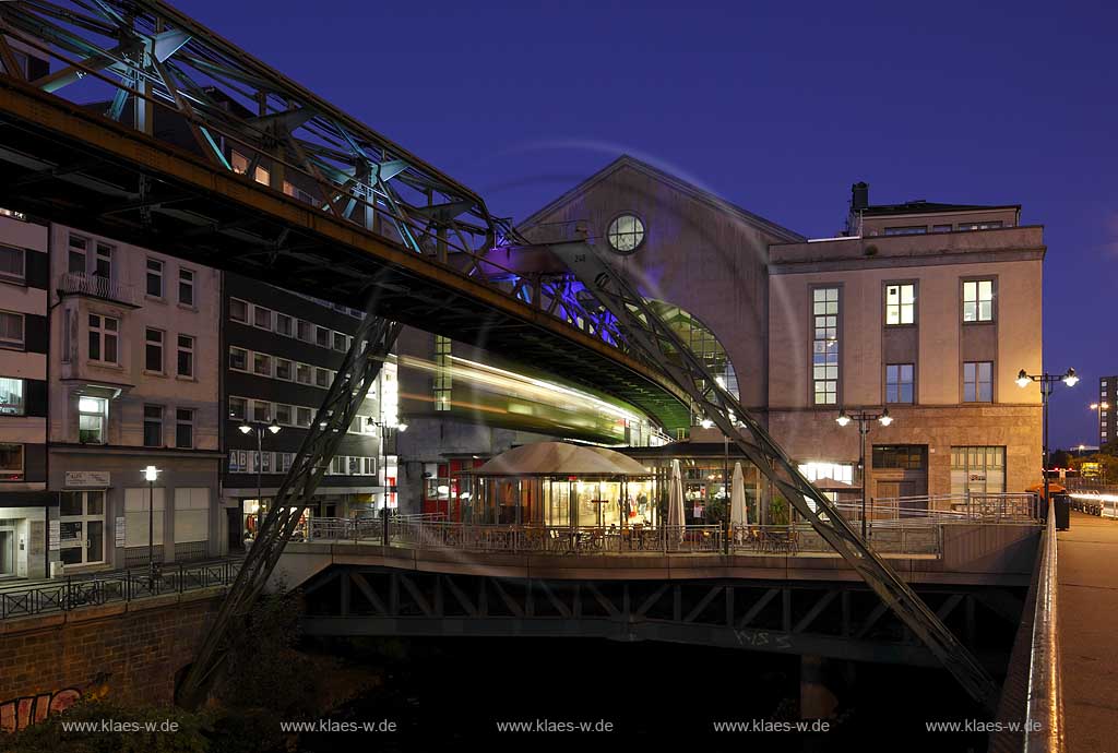Wuppertal-Elberfeld Doeppersberg Blick mit Schwebebahn und Wupper zum Schwebebahnbahnhof Koebohaus mit Lichtinstallation Lichtwelle zur blauen Stunde; Wuppertal-Elberfeld Doeppersberg aereal railway with tram station Koebo House at blue hour, with illumination lightwave