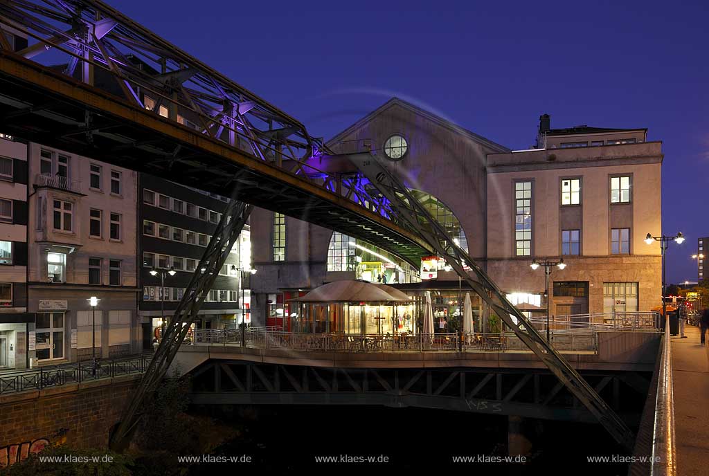 Wuppertal-Elberfeld Doeppersberg Blick mit Schwebebahn und Wupper zum Schwebebahnbahnhof Koebohaus mit Lichtinstallation Lichtwelle zur blauen Stunde; Wuppertal-Elberfeld Doeppersberg aereal railway with tram station Koebo House at blue hour, with illumination lightwave