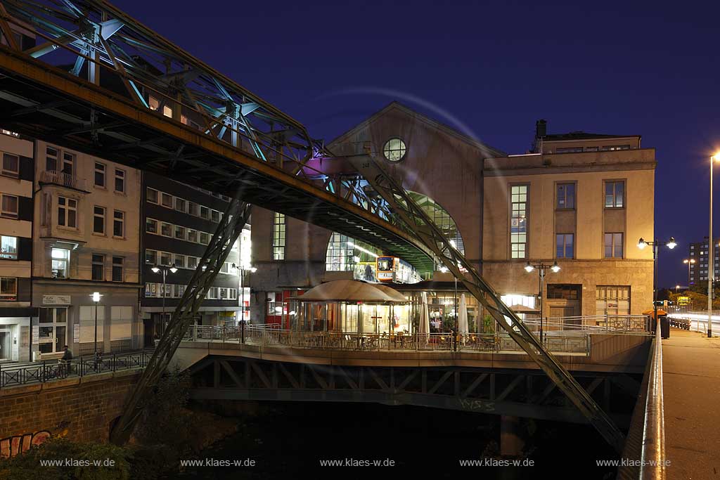 Wuppertal-Elberfeld Doeppersberg Blick mit Schwebebahn und Wupper zum Schwebebahnbahnhof Koebohaus mit Lichtinstallation Lichtwelle zur blauen Stunde; Wuppertal-Elberfeld Doeppersberg aereal railway with tram station Koebo House at blue hour, with illumination lightwave