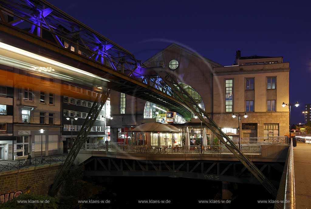 Wuppertal-Elberfeld Doeppersberg Blick mit Schwebebahn und Wupper zum Schwebebahnbahnhof Koebohaus mit Lichtinstallation Lichtwelle zur blauen Stunde; Wuppertal-Elberfeld Doeppersberg aereal railway with tram station Koebo House at blue hour, with illumination lightwave