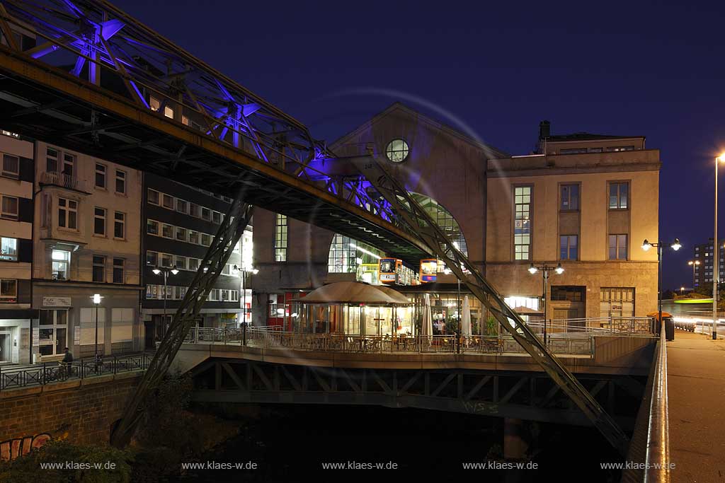 Wuppertal-Elberfeld Doeppersberg Blick mit Schwebebahn und Wupper zum Schwebebahnbahnhof Koebohaus mit Lichtinstallation Lichtwelle zur blauen Stunde; Wuppertal-Elberfeld Doeppersberg aereal railway with tram station Koebo House at blue hour, with illumination lightwave