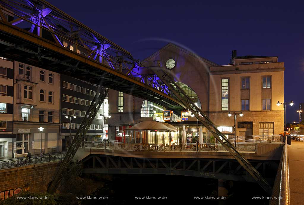 Wuppertal-Elberfeld Doeppersberg Blick mit Schwebebahn und Wupper zum Schwebebahnbahnhof Koebohaus mit Lichtinstallation Lichtwelle zur blauen Stunde; Wuppertal-Elberfeld Doeppersberg aereal railway with tram station Koebo House at blue hour, with illumination lightwave