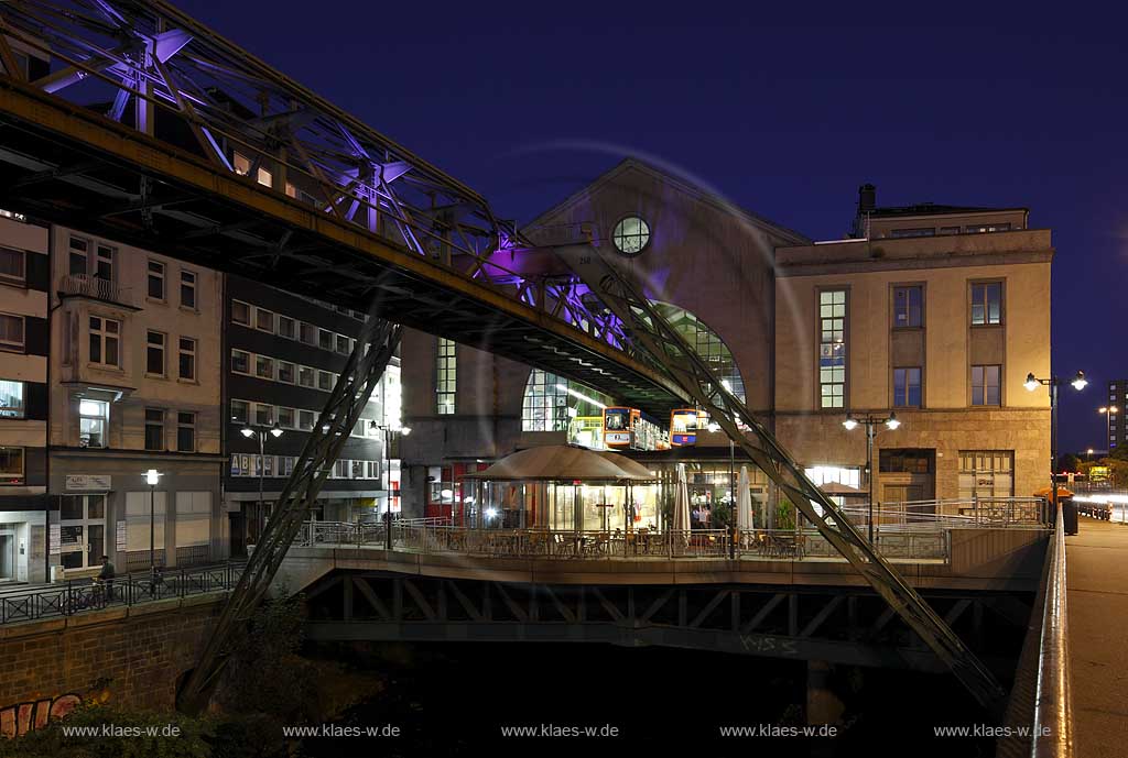 Wuppertal-Elberfeld Doeppersberg Blick mit Schwebebahn und Wupper zum Schwebebahnbahnhof Koebohaus mit Lichtinstallation Lichtwelle zur blauen Stunde; Wuppertal-Elberfeld Doeppersberg aereal railway with tram station Koebo House at blue hour, with illumination lightwave