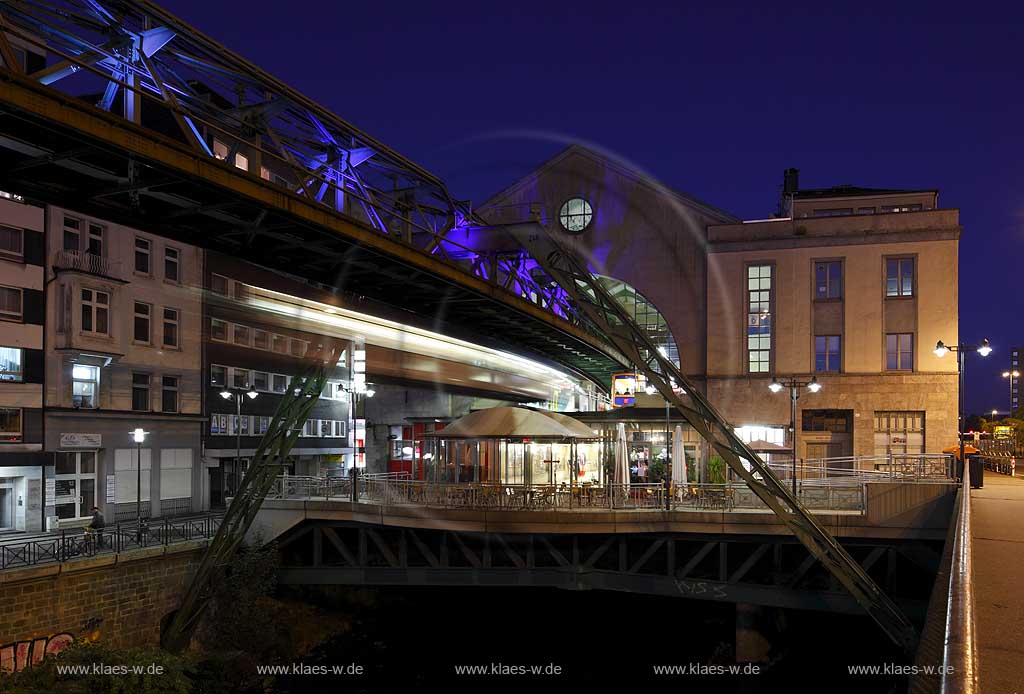Wuppertal-Elberfeld Doeppersberg Blick mit Schwebebahn und Wupper zum Schwebebahnbahnhof Koebohaus mit Lichtinstallation Lichtwelle zur blauen Stunde; Wuppertal-Elberfeld Doeppersberg aereal railway with tram station Koebo House at blue hour, with illumination lightwave