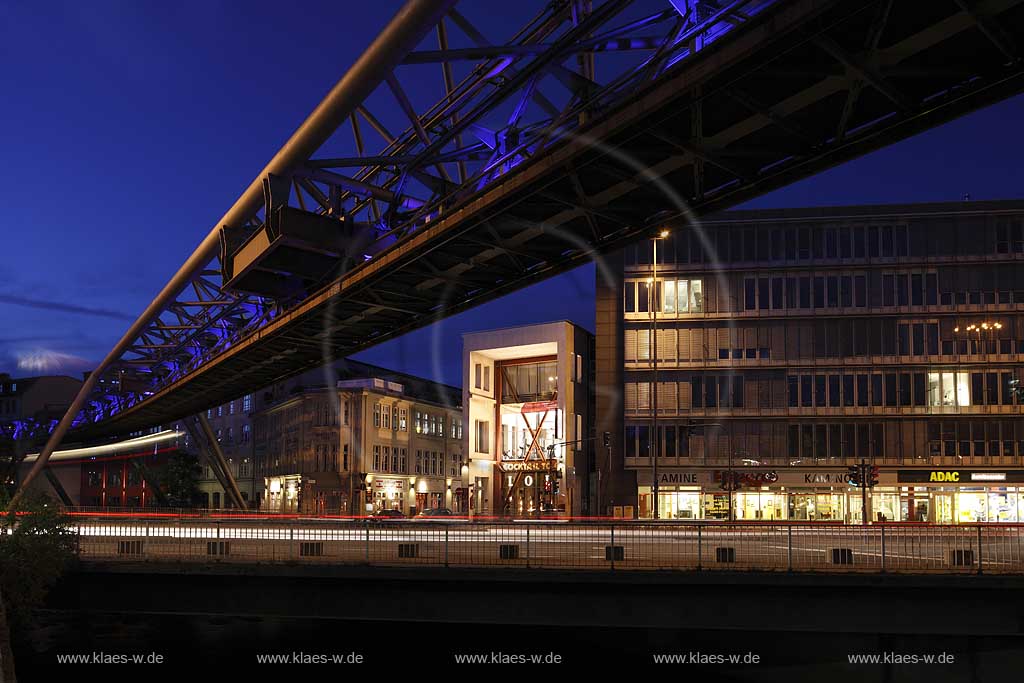 Wuppertal-Elberfeld, Schwebebahn Bruecke Ueberbau ber B7, Station Kluse, blaue Stunde, Lichtwelle, Lichtinstallation; Wuppertal-Elberfeld elevated railway in blue hour with illumination Lightwave