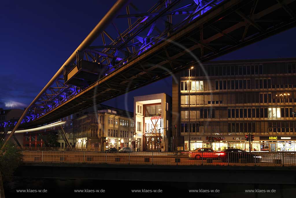 Wuppertal-Elberfeld, Schwebebahn Bruecke Ueberbau ber B7, Station Kluse, blaue Stunde, Lichtwelle, Lichtinstallation; Wuppertal-Elberfeld elevated railway in blue hour with illumination Lightwave