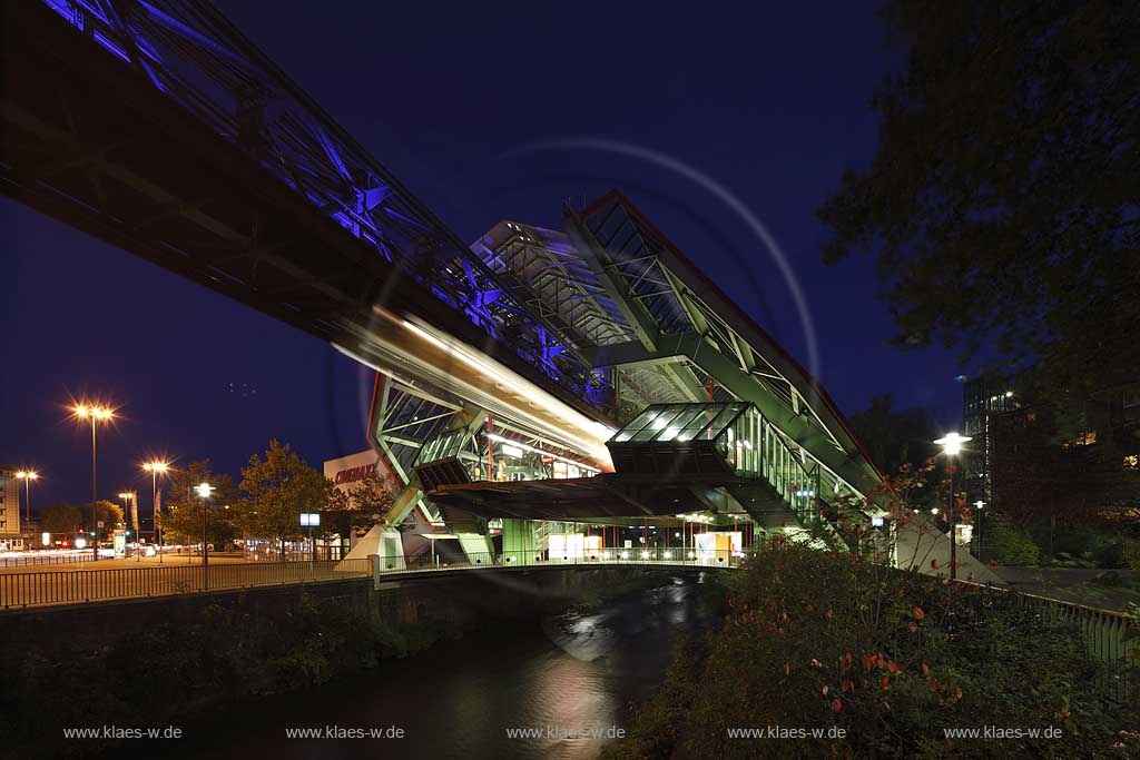 Wuppertal, Elberfeld, Schwebebahn Station Kluse, Schwebenbahnbahnhof, blaue Stunde illuminiert mit Lichtwelle, Lichtinstallation mit Cinemaxx Kino im Hintergrund; Wuppertal-Elberfeld elevated railway station during blue hour with illumination Lightwave