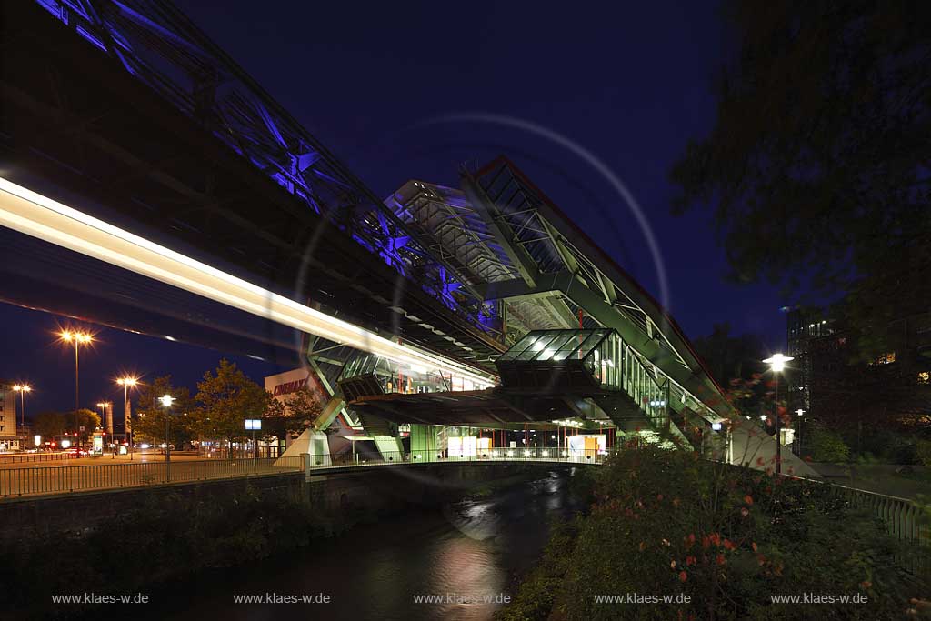 Wuppertal, Elberfeld, Schwebebahn Station Kluse, Schwebenbahnbahnhof, blaue Stunde illuminiert mit Lichtwelle, Lichtinstallation mit Cinemaxx Kino im Hintergrund; Wuppertal-Elberfeld elevated railway station during blue hour with illumination Lightwave