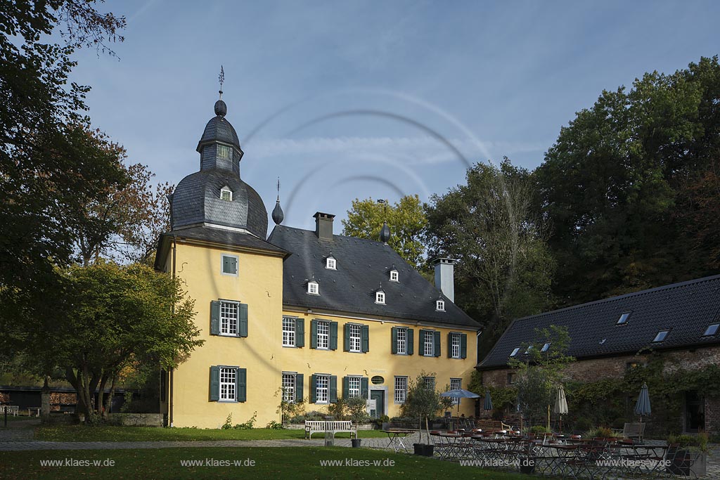 Wuppertal-Elberfeld West, Schloss Luentenbeck, es ist eine ehemalige Wasserburg und wurde 1217 als ein Hof des Damenstiftes Gerresheim erstmals urkundlich erwaehnt; Wuppertal-Elberfeld West. castle Schloss Luentenbeck.