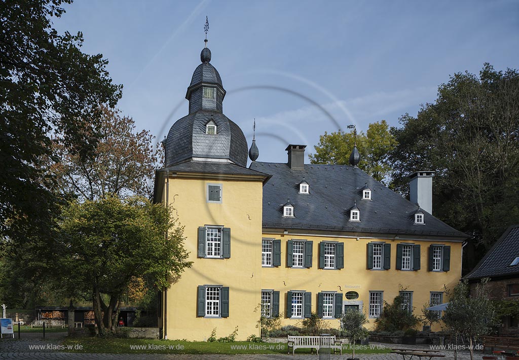 Wuppertal-Elberfeld West, Schloss Luentenbeck, es ist eine ehemalige Wasserburg und wurde 1217 als ein Hof des Damenstiftes Gerresheim erstmals urkundlich erwaehnt; Wuppertal-Elberfeld West. castle Schloss Luentenbeck.
