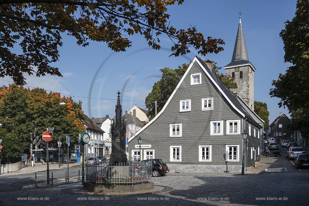 Wuppertal-Langerfeld, Langerfelder Marktplatz mit Kriegerdenkmal,  Haus im Fachwerkstil Odoakerstrasse 1, es ist das Wahrzeichen des Stadtteils Langerfeld, und Kirchturm der Alten Kirche; Wuppertal-Langerfeld, market square Langerfelder Markt with war memorial, a frame house in the street Odoakerstrasse1 and the steeple of the church Alte Kirche.  