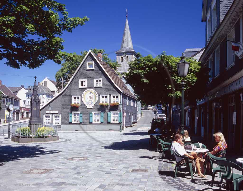 Langerfeld, Wuppertal, Regierungsbezirk Dsseldorf, Duesseldorf, Blick auf Markt, Langenfelder Markt mit Sicht auf Personen vor Eiscafe 