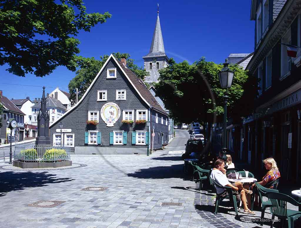 Langerfeld, Wuppertal, Regierungsbezirk Dsseldorf, Duesseldorf, Blick auf Markt, Langenfelder Markt mit Sicht auf Personen vor Eiscafe 