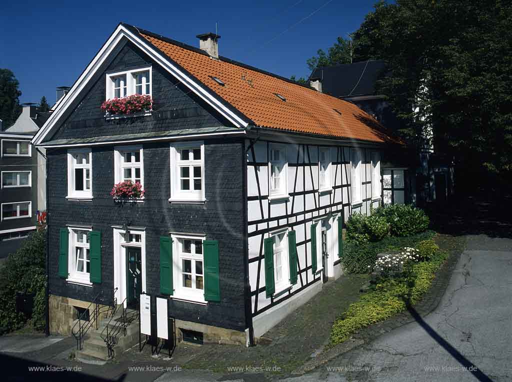 Langerfeld, Wuppertal, Regierungsbezirk Dsseldorf, Duesseldorf, Blick auf Markt, Langenfelder Markt mit Sicht auf Personen vor Eiscafe 