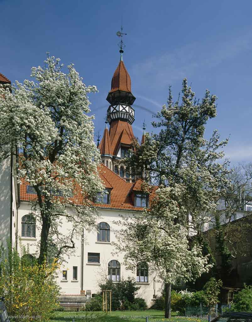 Vohwinkel, Wuppertal, Regierungsbezirk Dsseldorf, Duesseldorf, Blick auf Rathaus in Frhlingsstimmung, Fruehlingsstimmung mit blhenden, bluehenden Baeumen, Bumen