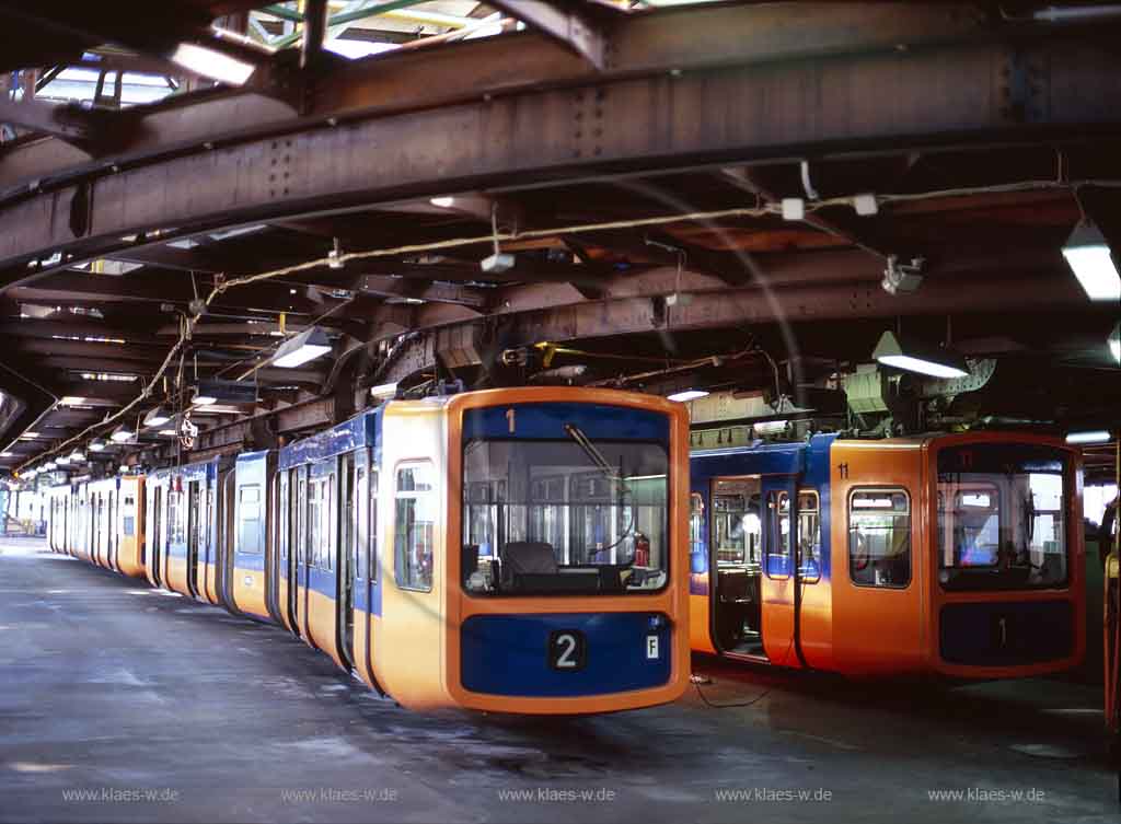 Vohwinkel, Wuppertal, Regierungsbezirk Dsseldorf, Duesseldorf, Blick auf Schwebebahn, Schwebebahnen in Wagenhalle