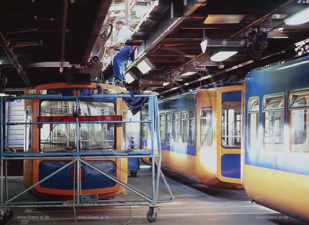 Vohwinkel, Wuppertal, Regierungsbezirk Dsseldorf, Duesseldorf, Blick auf Schwebebahn, Schwebebahnen in Wagenhalle mit Sicht auf Monteur