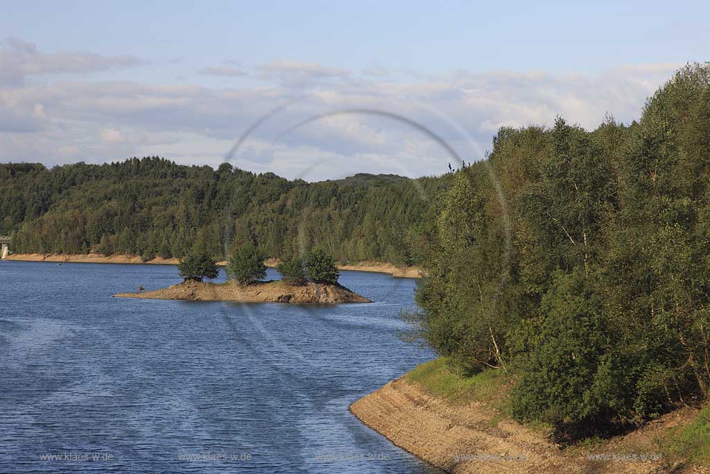 Wuppertalsperre Hueckeswagen Blick auf die Talsperre mit Landschaft und kleiner Insel; Wupperbarrage Hueckeswagen view at the barrage with landscape and small island