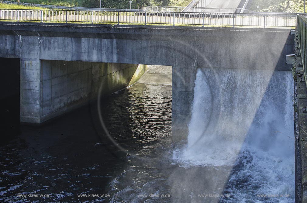 Remscheid, Wuppertalsperre, sie ist eine Brauchwassertalsperre, Blick auf das Auslaufbauwerk; Remscheid, barrage Wuppertalsperre.