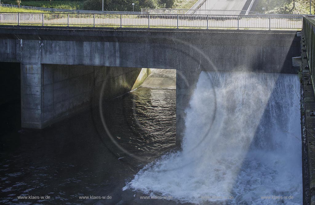 Remscheid, Wuppertalsperre, sie ist eine Brauchwassertalsperre, Blick auf das Auslaufbauwerk; Remscheid, barrage Wuppertalsperre.