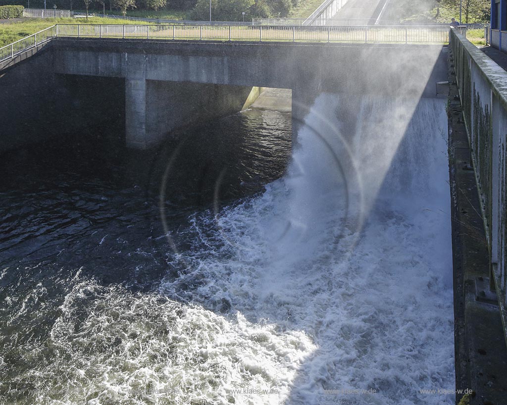 Remscheid, Wuppertalsperre, sie ist eine Brauchwassertalsperre, Blick auf das Auslaufbauwerk; Remscheid, barrage Wuppertalsperre.