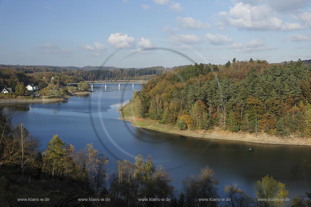 Wupper-Talsperre, Blick auf die Talsperre mit Herbstlandschaft, im Hintergrund die mehrere hundert meter lange Spannbetonbruecke die zwischen Kraewinkel bzw. Heidersteg und Kraewinklerbruecke die Staedte Radevomrwald und Remscheid verbindet; barrage Wupper-Talsperre view at the barrage with landscape in autumn with atmospheric clouds, in the background the bridge between Remscheid Kreawinkerbruecke and Radevormwald Kraewinkel, Heidersteg.