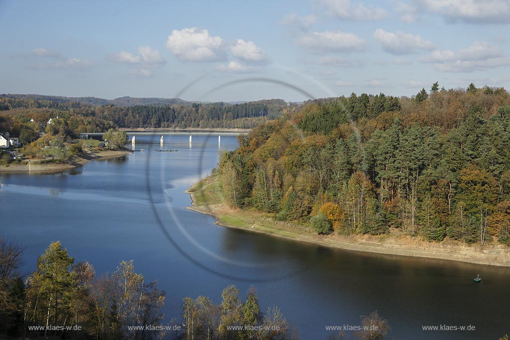 Wupper-Talsperre, Blick auf die Talsperre mit Herbstlandschaft, im Hintergrund die mehrere hundert meter lange Spannbetonbruecke die zwischen Kraewinkel bzw. Heidersteg und Kraewinklerbruecke die Staedte Radevomrwald und Remscheid verbindet; barrage Wupper-Talsperre view at the barrage with landscape in autumn with atmospheric clouds, in the background the bridge between Remscheid Kreawinkerbruecke and Radevormwald Kraewinkel, Heidersteg.