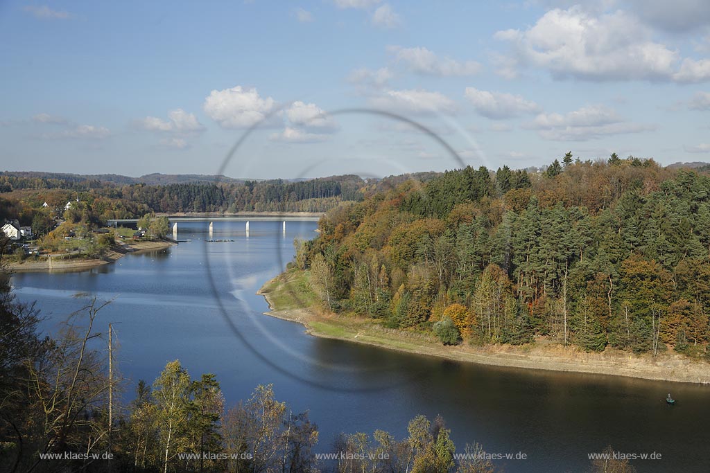 Wupper-Talsperre, Blick auf die Talsperre mit Herbstlandschaft, im Hintergrund die mehrere hundert meter lange Spannbetonbruecke die zwischen Kraewinkel bzw. Heidersteg und Kraewinklerbruecke die Staedte Radevomrwald und Remscheid verbindet; barrage Wupper-Talsperre view at the barrage with landscape in autumn with atmospheric clouds, in the background the bridge between Remscheid Kreawinkerbruecke and Radevormwald Kraewinkel, Heidersteg.