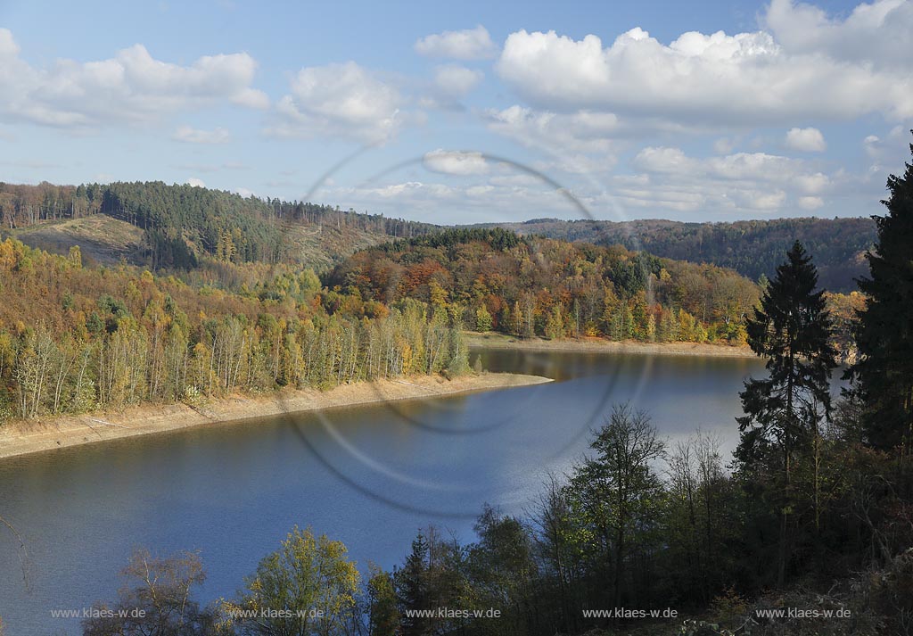 Wupper-Talsperre bei Hueckeswagen, Blick auf die Talsperre mit Herbstlandschaft, Wolkenstimmung;  Barrage Wuppertal, view at the barrage in autumn landscape with atmospheric clouds.