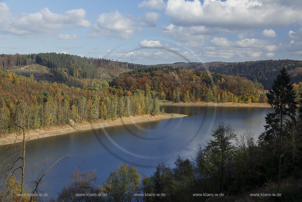 Wupper-Talsperre bei Hueckeswagen, Blick auf die Talsperre mit Herbstlandschaft, Wolkenstimmung, im Hintergrund Haus Hammerstein;  Barrage Wuppertal, view at the barrage in autumn landscape with atmospheric clouds.