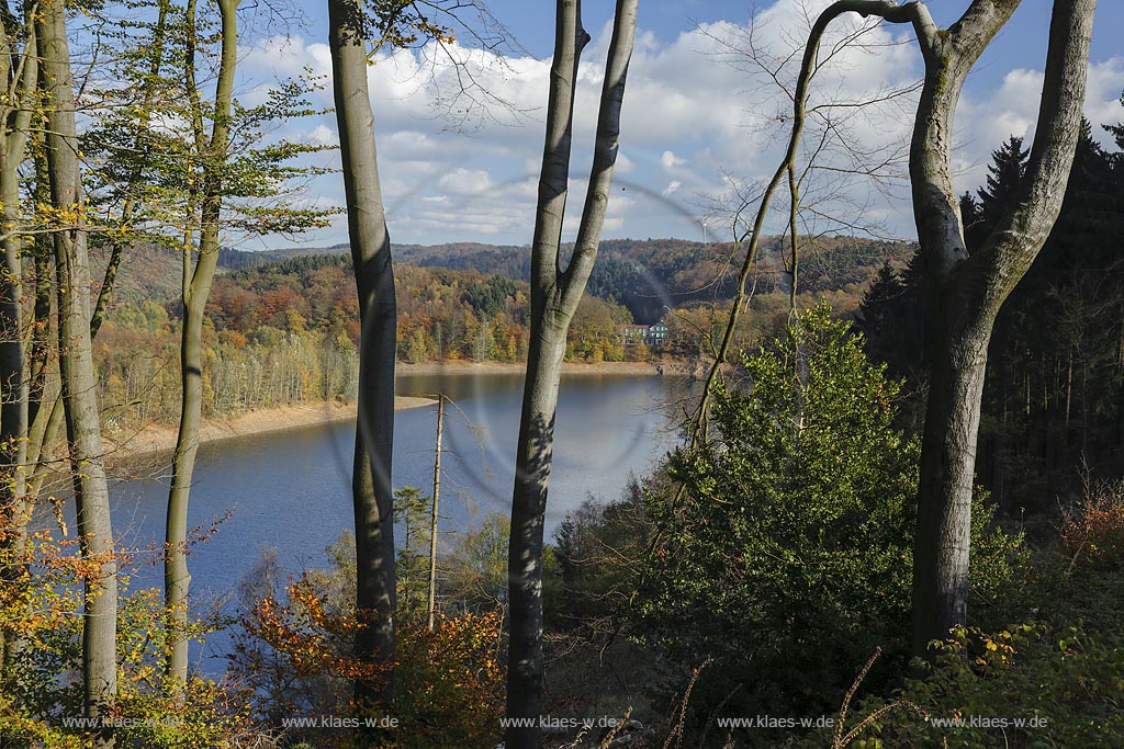 Wupper-Talsperre bei Hueckeswagen, Blick auf die Talsperre mit Herbstlandschaft, Wolkenstimmung, im Hintergrund Haus Hammerstein;  Barrage Wuppertal, view at the barrage in autumn landscape with atmospheric clouds.