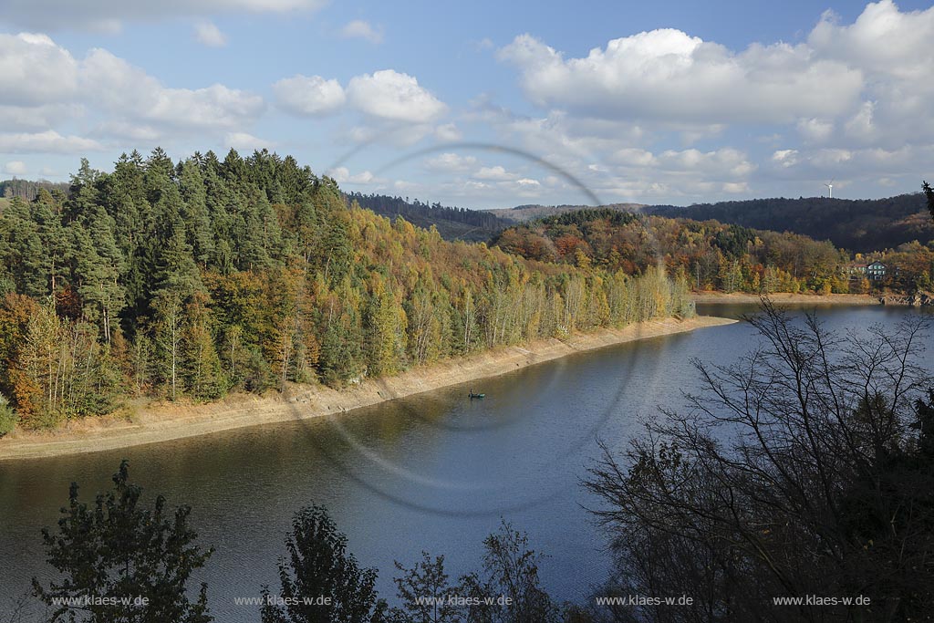 Wupper-Talsperre bei Hueckeswagen, Blick auf die Talsperre mit Herbstlandschaft, Wolkenstimmung, im Hintergrund Haus Hammerstein;  Barrage Wuppertal, view at the barrage in autumn landscape with atmospheric clouds.