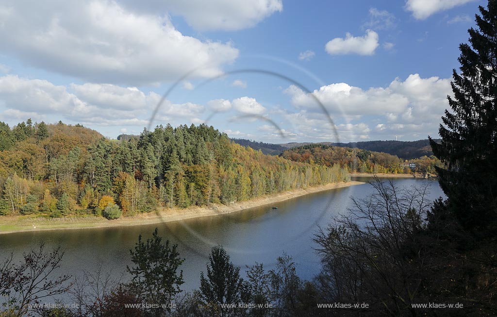 Wupper-Talsperre bei Hueckeswagen, Blick auf die Talsperre mit Herbstlandschaft, Wolkenstimmung, im Hintergrund Haus Hammerstein;  Barrage Wuppertal, view at the barrage in autumn landscape with atmospheric clouds.