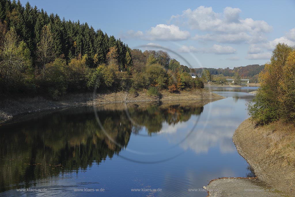 Wupper-Talsperre, Blick auf die Talsperre mit Herbstlandschaft, im Hintergrund die mehrere hundert meter lange Spannbetonbruecke die zwischen Kraewinkel bzw. Heidersteg und Kraewinklerbruecke die Staedte Radevomrwald und Remscheid verbindet; barrage Wupper-Talsperre view at the barrage with landscape in autumn with atmospheric clouds, in the background the bridge between Remscheid Kreawinkerbruecke and Radevormwald Kraewinkel, Heidersteg.