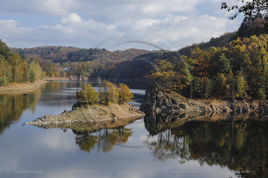 Wupper-Talsperre, Blick auf die Talsperre mit Landschaft und kleiner Insel am Bilsteinmit Installation Wupperkreuz von Bernhard Guski einem Kunstwerk am "Kunstfluss Wupper"; barrage Wupper, view at the barrage with landscape and small island, "Art River Wupper" a sculpture Wupperkreuz Wuppercross built by Bernhard Guski.