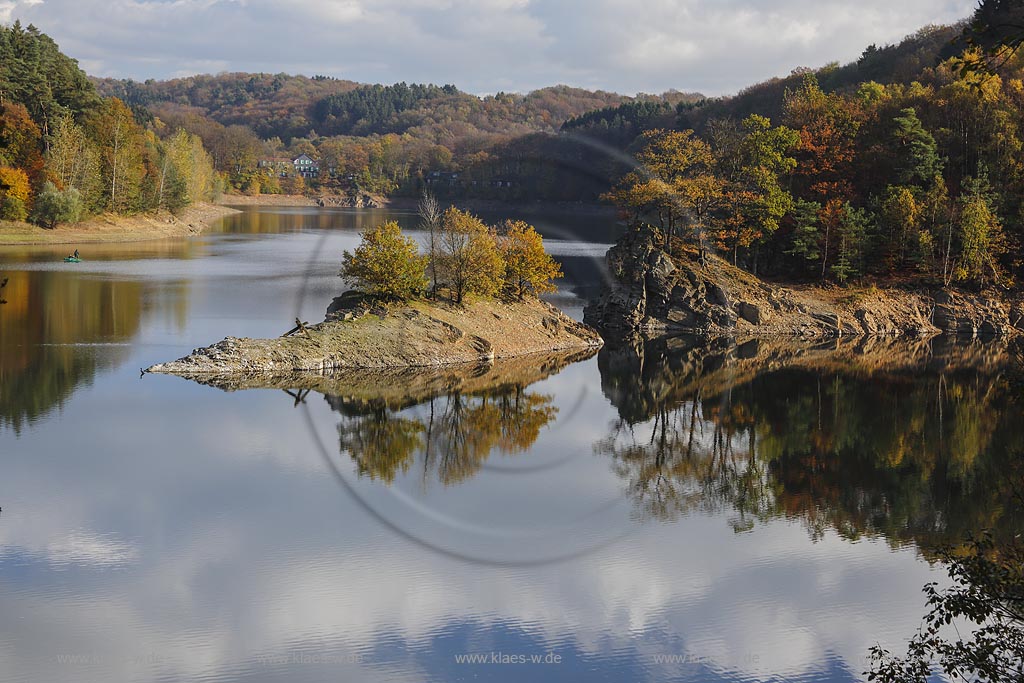 Wupper-Talsperre, Blick auf die Talsperre mit Landschaft und kleiner Insel am Bilsteinmit Installation Wupperkreuz von Bernhard Guski einem Kunstwerk am "Kunstfluss Wupper"; barrage Wupper, view at the barrage with landscape and small island, "Art River Wupper" a sculpture Wupperkreuz Wuppercross built by Bernhard Guski.