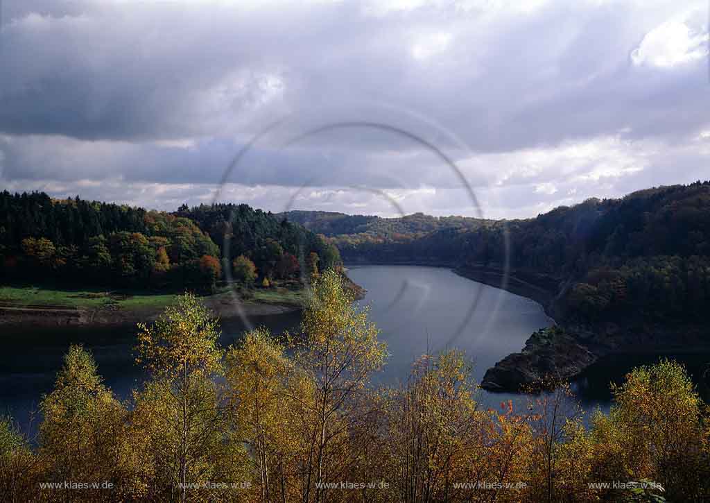 Wuppertalsperre, Remscheid, Radevormwald, Hckeswagen, Hueckeswagen, Oberbergischer Kreis, Bergisches Land, Blick auf Talsperre und Landschaft in Herbststimmung 