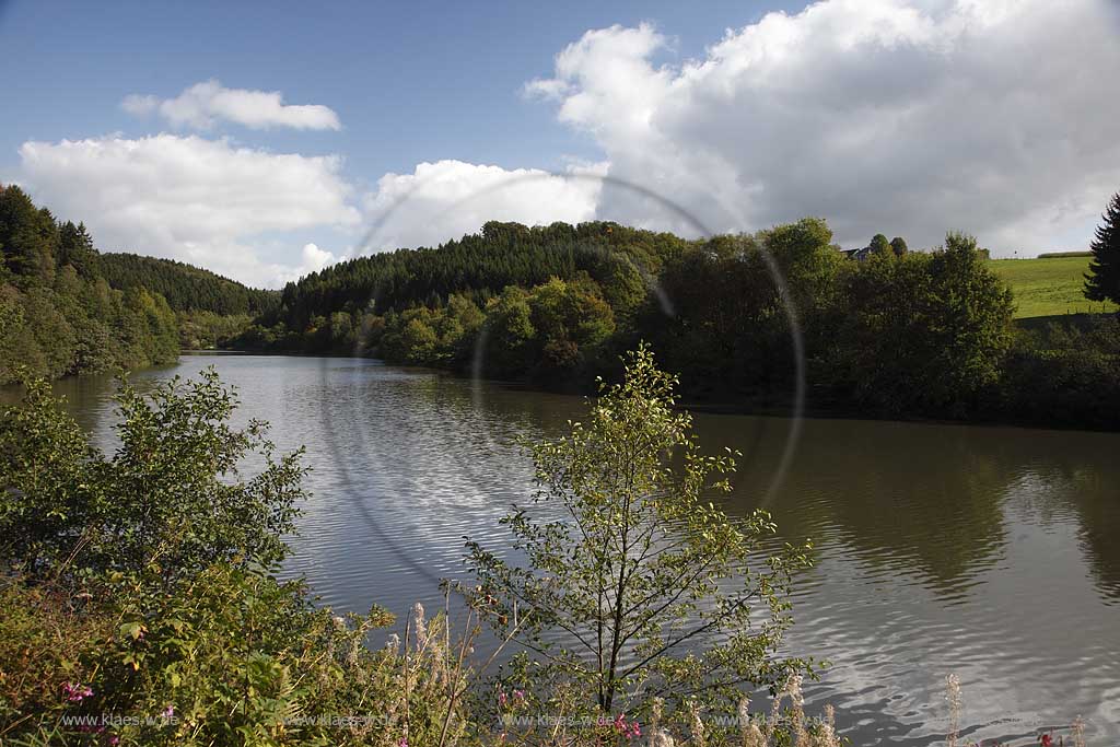 Wuppertalsperre Wuppertal Blick auf die Talsperre mit Herbstlandschaft; Wupperbarrage Wuppertal view at the barrage with landscape in autumn