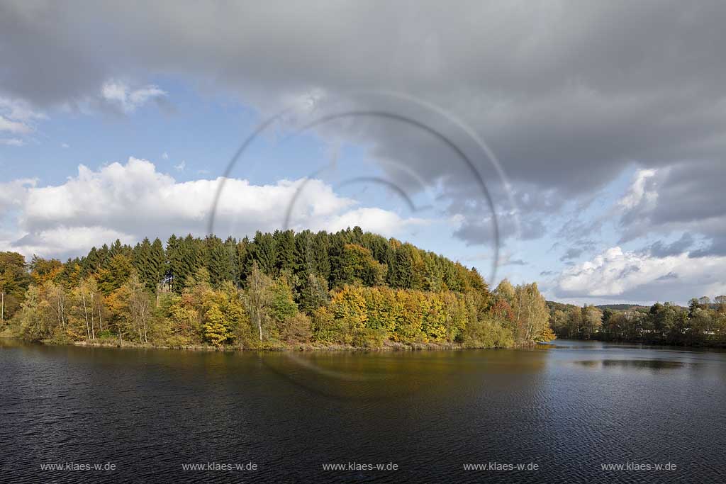 Wuppertalsperre, Wuppervorsperre bei  Hueckeswagen Blick auf die Talsperre mit Herbstlandschaft, Wolkenstimmung; Wupperbarrage Wuppertal view at the barrage with landscape in autumn with atmospheric clouds