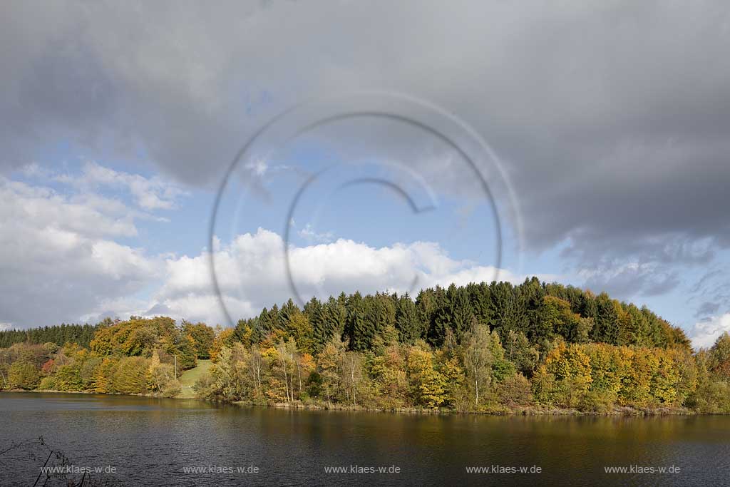 Wuppertalsperre, Wuppervorsperre bei  Hueckeswagen Blick auf die Talsperre mit Herbstlandschaft, Wolkenstimmung; Wupperbarrage Wuppertal view at the barrage with landscape in autumn with atmospheric clouds