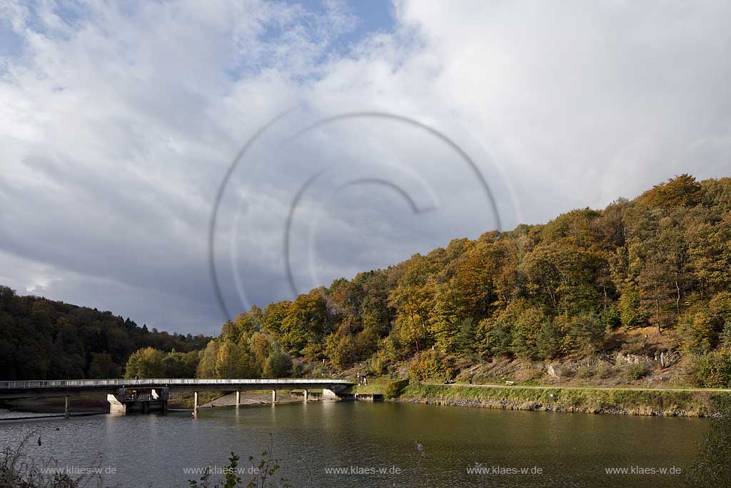 Wuppertalsperre, Wuppervorsperre bei  Hueckeswagen Blick auf die Talsperre mit Sperrwerk in Herbstlandschaft, rechts im Bild die Skulptur Licht von Juergen Liersam am Kunstfluss Wupper, Wolkenstimmung; Wupperbarrage Wuppertal view at the barrage with landscape in autumn with atmospheric clouds